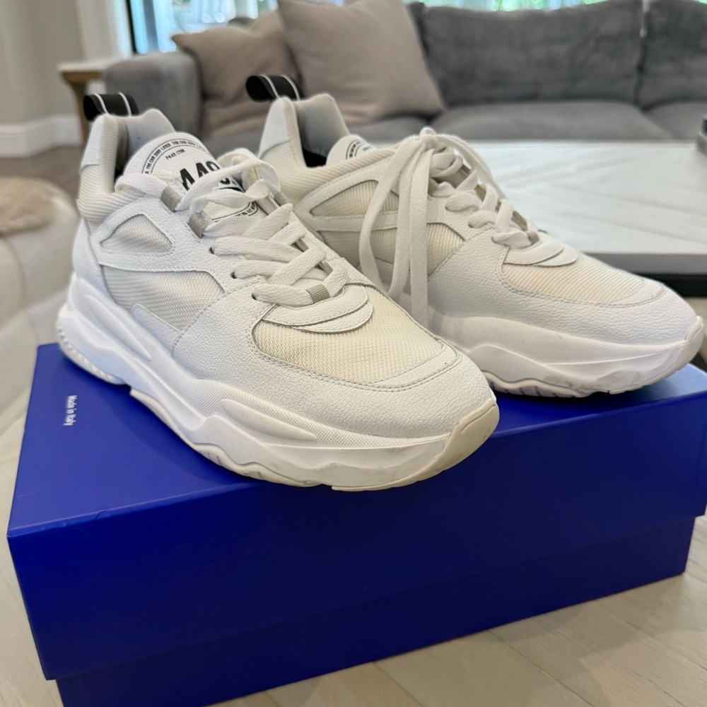 P448 White Unisex Sneakers. Size 39. ( Men’s 7.5 or women’s 9). Great condition